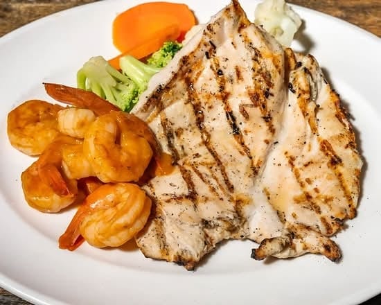 Pechuga De Pollo Y Camarones Combination Platter.