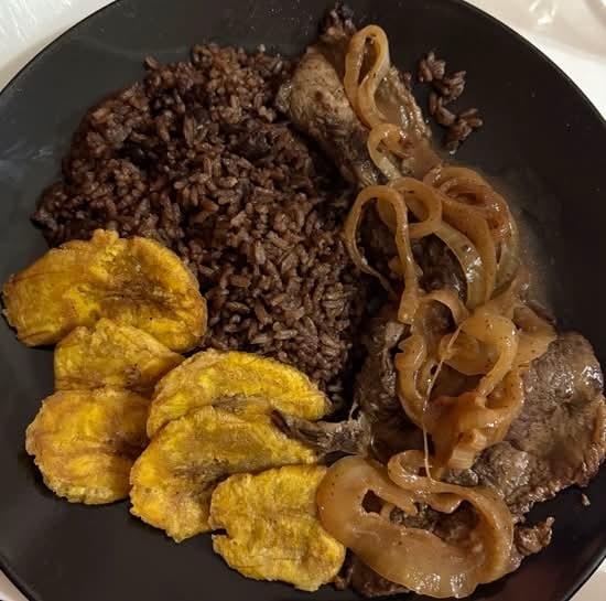 Combo 7 - Bistec Encebollado.